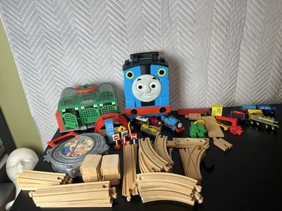 Thomas the Train Take Play estojo de transporte e TREINOS peças magnéticas de curva de aprendizado - Imagem 1 de 4