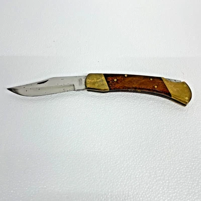 Navaja de bolsillo plegable con mango de latón y madera Foto 1 de 4