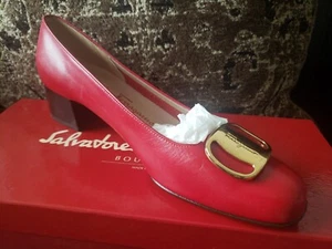 Salvatore Ferragamo VARA Gold Metall rote Lederabsätze 1 Inc 6 AA UK/7 US $ 900 - Bild 1 von 17