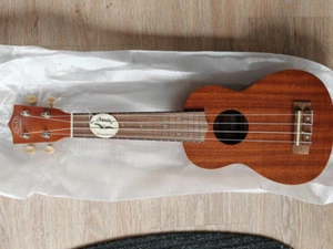 Ukulele J&D Guitars Sopran Sapele Walnuss Natural French Satin Neu & OVP - Picture 1 of 3