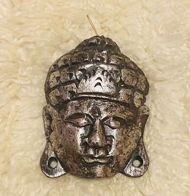Máscara colgante Buda madera plata gremio y pátina 8”x5 1/2” Foto 1 de 2