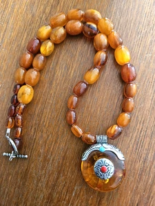 Grobe Bernsteinfarbene Perlen Halskette mit rundem Silber Wende Anhänger - 22" - EUC - Bild 1 von 9