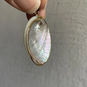 Abalone Muschel Anhänger goldfarben getauchte Kanten irisierend Vintage 1,5" lang - Bild 1 von 6