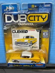 1/64 Jada Dub City Oldskool 1958 Chevrolet Impala cupé amarillo y blanco - Imagen 1 de 2