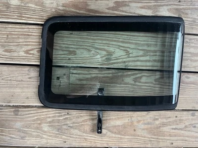 Заднее вентиляционное окно на четверть левое со стороны водителя для Nissan Hardbody D21 86-97 годов выпуска - Изображение 1 из 4