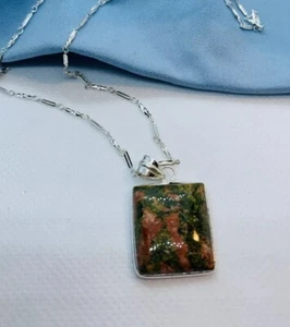 Neu kleiner gewölbter Unakit Anhänger Halskette mit zart funkelnder 925 Silber Kette - Bild 1 von 12