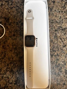 Apple Watch SE 40mm Boîtier en Aluminium Doré avec Bracelet Sport Sable Rose - Régulier (GPS) - Photo 1 sur 4