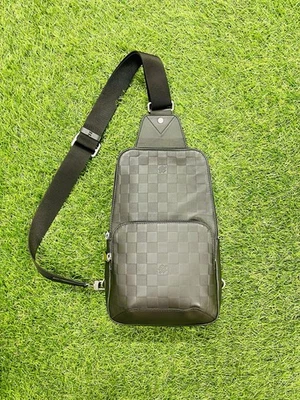 Bolsa tiracolo Louis Vuitton Avenue N41720 Damier Infini couro ônix em perfeito estado com caixa - Imagem 1 de 4