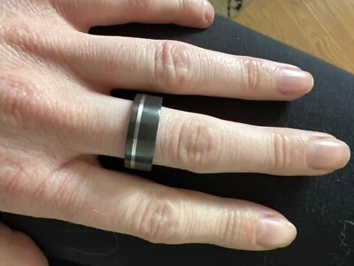 Anillo de hombre circonio negro con incrustación de platino; talla 9 Foto 1 de 4