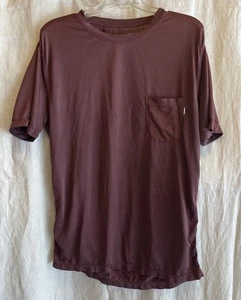 Vuori Tradewind Performance Short Sleeve Pocket Tee Herren Gr. M Maroon - Bild 1 von 8