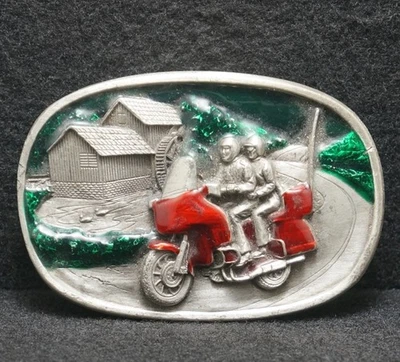 WE11142 COOL VINTAGE 1984 ***DOS PERSONAS MONTANDO MOTOCICLETA*** HEBILLA DE CINTURÓN ILUSTRADA Foto 1 de 2