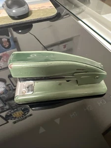 Swingline 99 Hefter Vintage 50er-60er grün kleiner 4,5" Schreibtisch hergestellt in den USA funktioniert - Bild 1 von 2