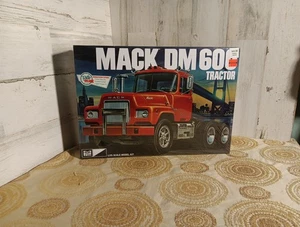 MPC MACK DM600 TRACTOR SCALE 1:25 MODEL KIT NEW MPC859/06 - Picture 1 of 4