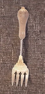 Einzigartiges verziertes antikes Duhme & Co. Münze Silber gedrehte Sardine 7 Zoll Gabel - Bild 1 von 4