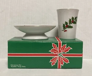 Vintage Porcelain Christmas Bathroom Tumbler Soap Dish Holly Berries Set NOS - Picture 1 of 6