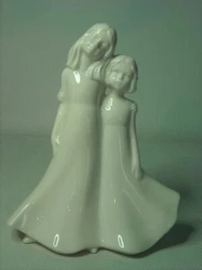 Figura Royal Worcester Friendship Two Girls Moments 2004 blanco brillante - Imagen 1 de 7