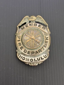Insignia de bombero RARA obsoleta vintage miembro del Departamento de Bomberos de Honolulu Hawaii - Imagen 1 de 3