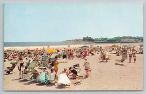 Escena ocupada en la playa de Narragansett en Narragansett Rhode Island RI postal de la década de 1950 - Imagen 1 de 2