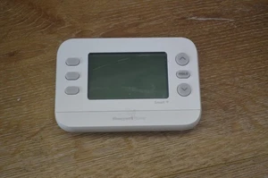 Honeywell Home TH2110WF4008 FocusPRO S200 1H/1C Smart WiFi Thermostat NO BACK - Picture 1 of 3