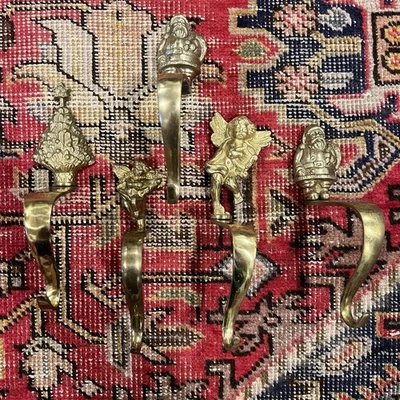Lote de 5 perchas vintage de latón con figura de Navidad Foto 1 de 4