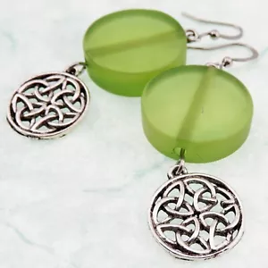 Elegantes pendientes de disco acrílico verde de San Patricio y nudo celta de SoniaMcD - Imagen 1 de 9