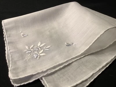 10473🌟Dulce pañuelo de boda vintage suizo floral gris-azul satinado violetas Foto 1 de 4