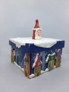 Handgefertigte Weihnachtsbox mit Weihnachtsmann und 2D Tonhäusern | Skurriles Winterdorf - Bild 1 von 10