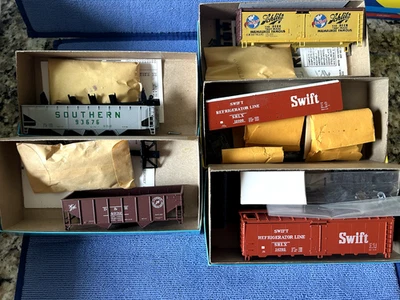 Lot Of 5 HO Scale Athearn Blue Box 40Ft Hopper, Refrigerator, Reefer Car Asst RR - Image 1 of 2