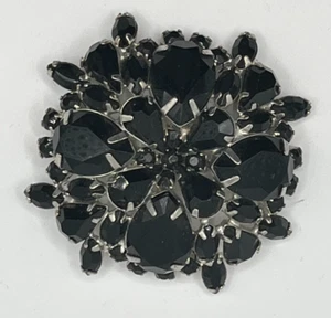 Vintage WEISS Black Rhinestone BROOCH Round Signed - Picture 1 of 3