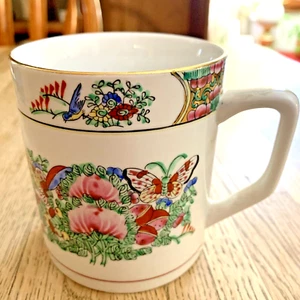 Taza, bienvenida primavera y verano con decoración pintada de flores y plantas con borde dorado - Imagen 1 de 2