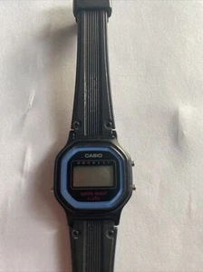 Casio LA11W - Damen-Digitaluhr, schwarzes Harzband, Alarm - benötigt Akku - Bild 1 von 6