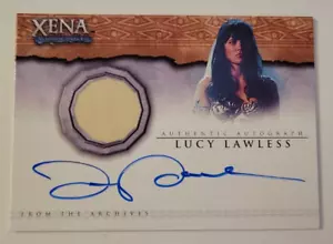 LUCY LAWLESS Xena Princesa Guerrera AUTÓGRAFO DISFRAZ USADO TARJETA AC4 Archivos RARO - Imagen 1 de 3
