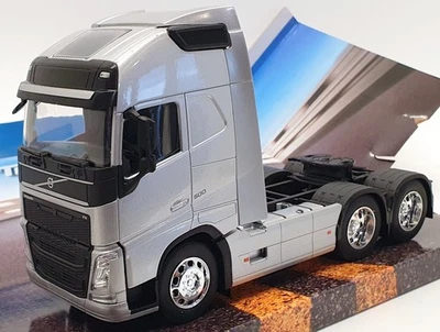 Welly 1/32 Scale Model Truck 32690L - Volvo FH - Silver - Image 1 of 4