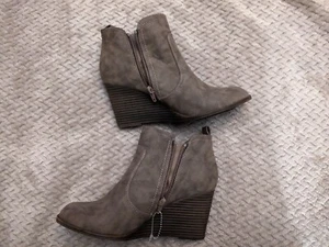 NEU Madden Mädchen Kunstleder hellbraun Keilabsatz Booties seitlicher Reißverschluss - Größe 8 - Bild 1 von 4