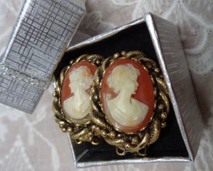 Vtg Estate Jewelry ~ Goldtone Carved Shell Style CAMEO Clip On Earrings 1 x 3/4" - Picture 1 of 5