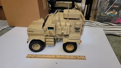 Veículo personalizado 1/18 GI JOE Joytoy Elite Force Cougar MRAP serve para 3 bonecos 3/4  - Imagem 1 de 4
