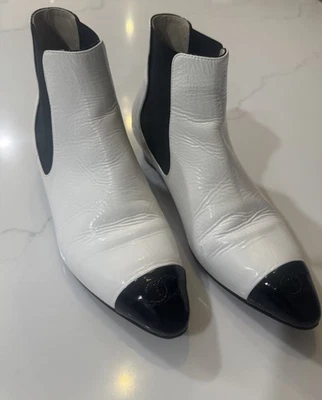 Botas Chelsea Chanel Icónicas Blancas Negras Puntera Cuero 38.5 (se ajustan como EE. UU. 7.5) Foto 1 de 4