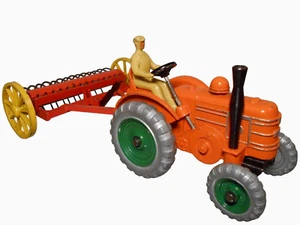 TRACTOR DE JUGUETE DINKY TOYS INGLAND #301 VINT SM FUNDIDO A PRESIÓN ENML CON ACCESORIO DE RASTRILLO HAYER - Imagen 1 de 10