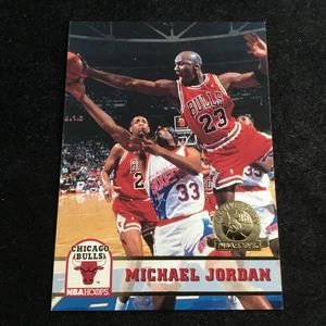 NBA Hoops 1993-94 quinto aniversario #28 Michael Jordan Salón de la fama Chicago Bulls - Imagen 1 de 2