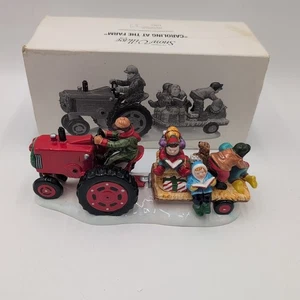 Dept 56 Caroling at the Farm 54631 Villaggio delle Nevi Trattore Fieno Giro Natale con Scatola - Foto 1 di 6