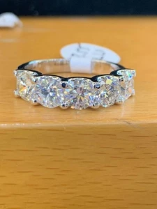 Precioso anillo de cinco piedras con diamantes simulados de corte redondo de 1,50 quilates enchapado en oro blanco de 14 k - Imagen 1 de 6