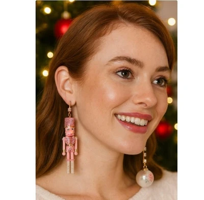 Pendientes colgantes Betsey Johnson rosa cascanueces soldado adorno estrás nuevos en paquete Foto 1 de 4