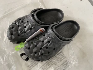 Crocs Classic Classic Geometric Clog in White New Style Women Size 9 - Picture 1 of 17