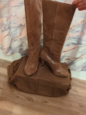 Botas marrones vintage años 90 Colin Stuart piel de serpiente en relieve hasta la rodilla talla 5 Foto 1 de 4
