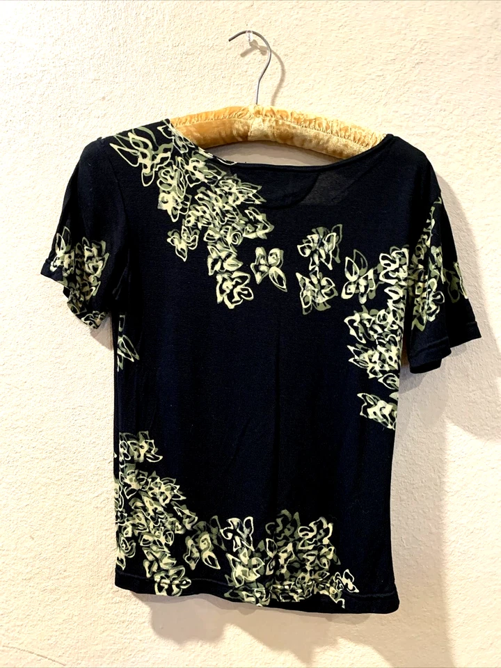 Top hawaiano Noa para mujer talla pequeña negro con cuentas y lentejuelas manga 3/4 boutique usado en excelente estado Foto 1 de 4