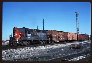 Original Dia - SP Southern Pacific 3320 GP9 & Train Houston TX 1-30-95 - Bild 1 von 1