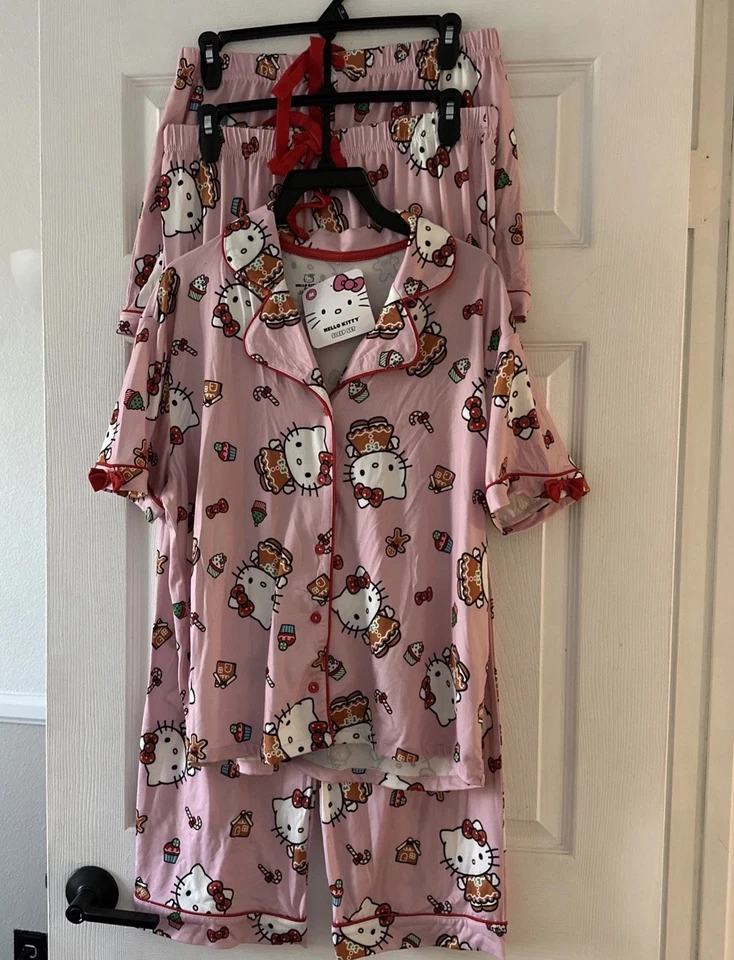 NUEVO CON ETIQUETAS Hello Kitty X Sanrio Navidad Rosa 3 Piezas Pijama Conjunto Pan de Jengibre Rojo Lazo M Foto 1 de 4