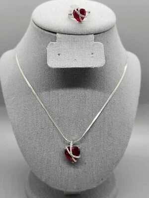 Gemstone Classics™ 包裹红宝石吊坠 30 英寸项链和配套尺寸 7.5 戒指 — 第 1/4 张图片