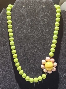 17" Vintage Green Glass Beaded Pink Flower And Brass Necklace - Picture 1 of 4