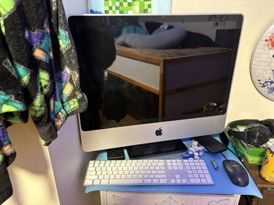 Older Model Apple I Mac  Works Great! No Cracks ,  No Chips NorFlaws!! - Image 1 of 4